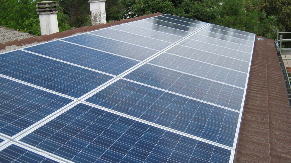Impianto fotovoltaico su copertura in lamiera